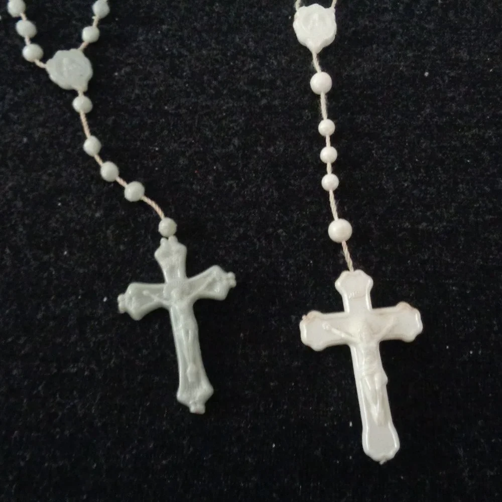VINTAGE PLASTIC CATHOLIC ROSARYS - Picture 5 of 5